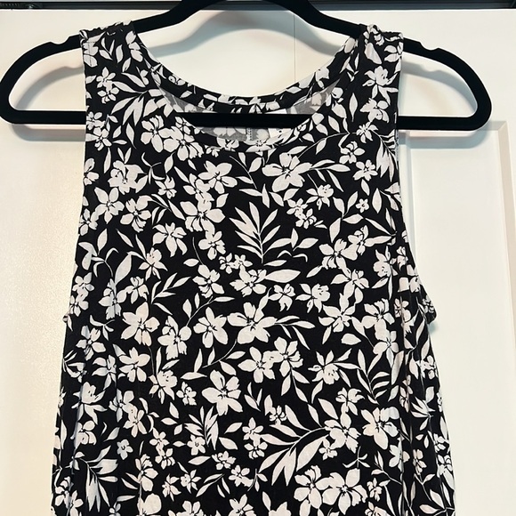 Old navy black & white floral tank top size M - Picture 2 of 3